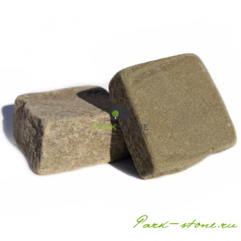 Брусчатка колотая галтованная из песчаника серо-зеленого цвета 10*10 см фото 